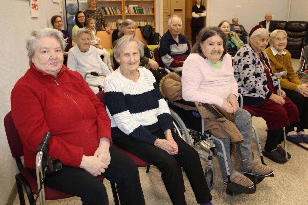 Šobrīd 63 senioriem mājas ir SIA “Sarkanā Krusta Smiltenes slimnīca” pansionāts, kur viņi arī sagaidīja un svinēja Ziemassvētkus un gadu miju. Uz ciemiņu sniegtajiem koncertiem atnāk vai tiek atvesti ratiņkrēslos tie sirmgalvji, kuri nav guloši veselības stāvokļa dēļ.