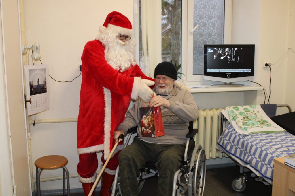 Savā “Eņģeļa pasta” dāvanu maisā Jānis Kampe atrada jaunā, 2025. gada kalendāru, pudeli ūdens uzglabāšanai un ievārījuma burciņu. “Novēlu jaunajā gadā dzīvot bez kara. Miers ir pats galvenais,” uzsver Jānis Kampe.