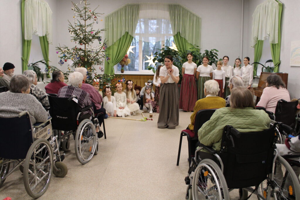 Pirms gadu mijas SIA “Sarkanā Krusta Smiltenes slimnīca” ilgstošas sociālās aprūpes un sociālās rehabilitācijas nodaļas klientus apciemot un iepriecināt devās arī Launkalnes pagasta bērnu vokālais ansamblis “Blēņas” un tā vadītāja Signe Baltere (attēlā). “Visas vecā gada bēdas aizrībināsim projām, lai jaunais gads var sākties saulains un gaišs,” novēlēja Signe Baltere.