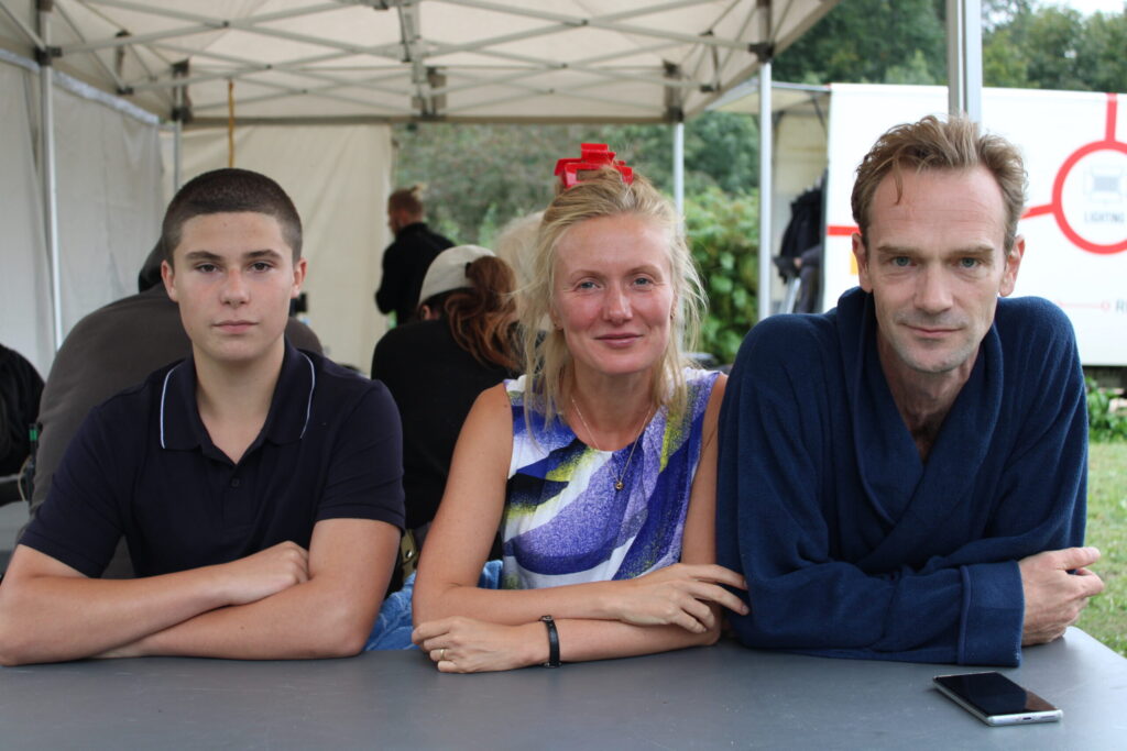 Filmas galvenā varoņa policista Andreja lomu atveido Kaspars Zvīgulis (no labās), viņa sievu – Svetlana Stoļarova, dēlu – Jānis Pīgožnis.
Autors: FOTO: SANDRA PĒTERSONE