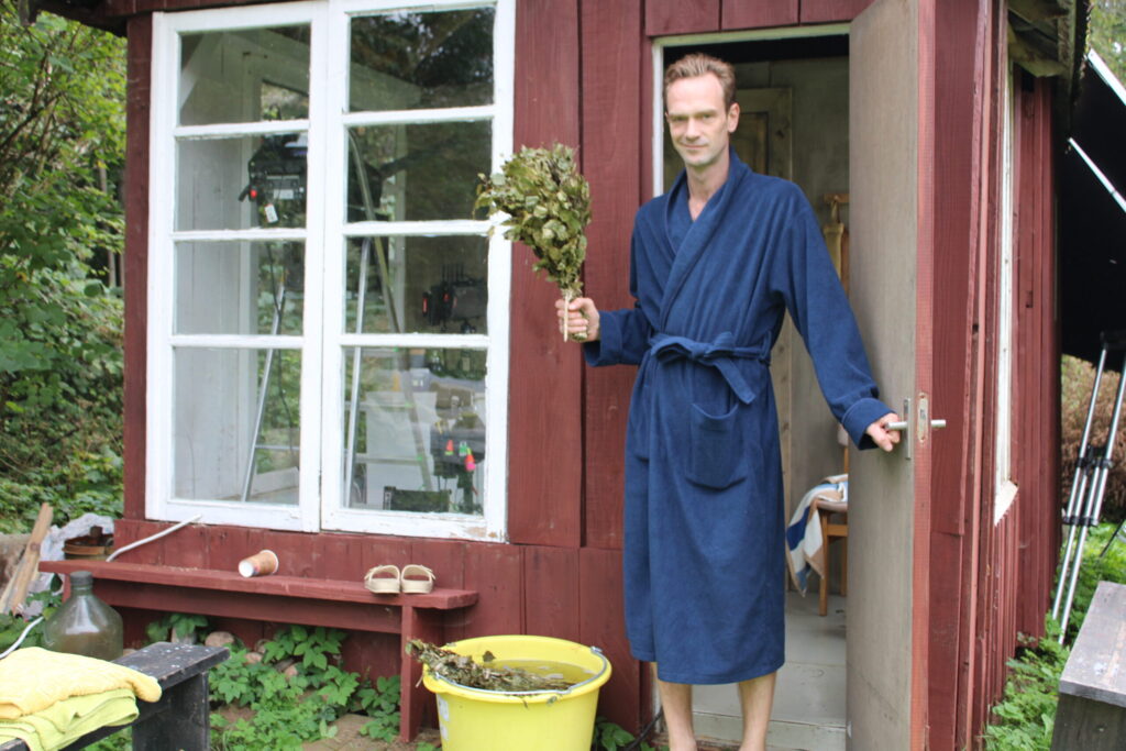 Dienā, kad filmēšanas laukumā kādas Gaujienas privātmājas pagalmā ierodas “Ziemeļlatvija”, aktieris Kaspars Zvīgulis jau ir sagatavojies visu filmā iekļaujamo pirts ainu filmēšanai. Pirts “lomā” – dārza mājiņa.
Autors: FOTO: SANDRA PĒTERSONE