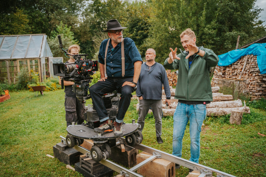 Pie filmas “Klajumā aiz meža” izveides kopā ar režisoru Reini Kalviņu strādā starptautiska un Latvijas profesionāļu komanda, piemēram, filmas operators ir Džimijs Gimferers no Spānijas.
Autors: FOTO: LAURIS AIZUPIETIS