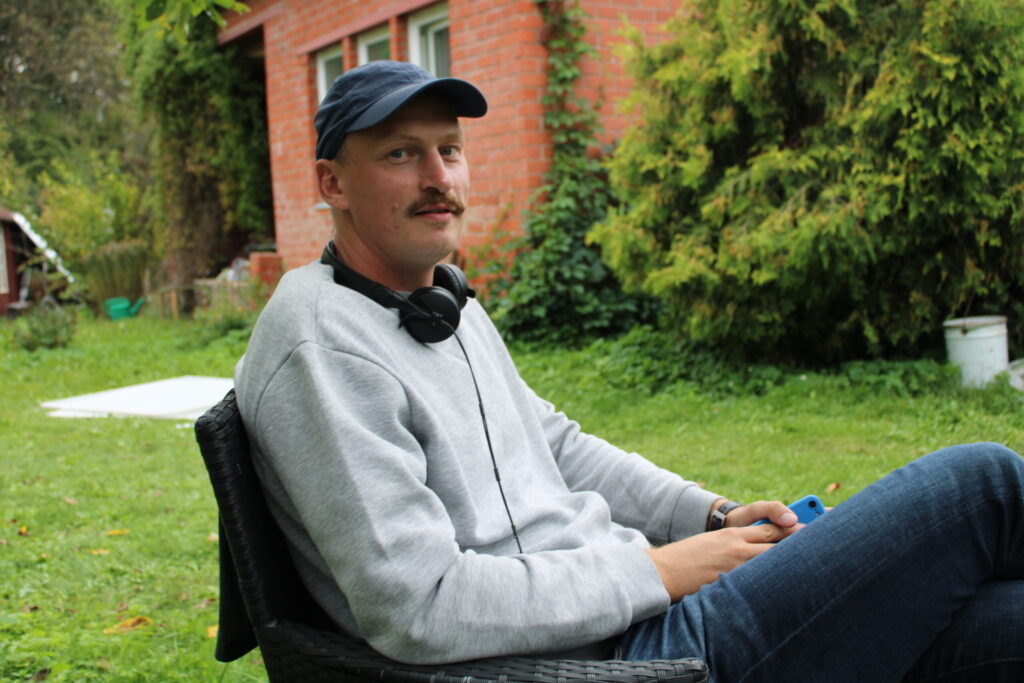 Filmas “Klajumā aiz meža” režisors Reinis Kalviņš (attēlā), taujāts par iemeslu, kāpēc filmas uzņemšanai pārsvarā izvēlēts tieši Smiltenes novads, “Ziemeļlatvijai” atsaucas arī uz savu bērnību.
Autors: FOTO: SANDRA PĒTERSONE