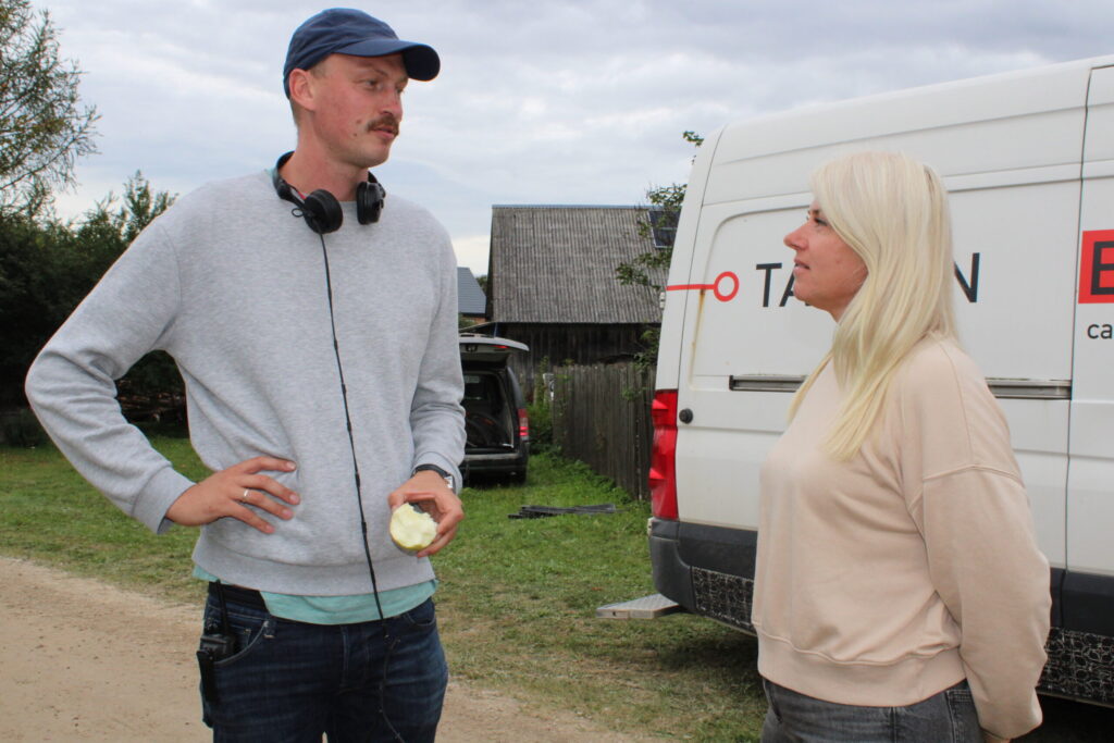 Filmas “Klajumā aiz meža” lokācijas menedžere ir grundzāliešu novadniece Dace Ozoliņa, kura tagad dzīvo Rīgā (attēlā – sarunā ar filmas režisoru Reini Kalviņu).
Autors: FOTO: SANDRA PĒTERSONE