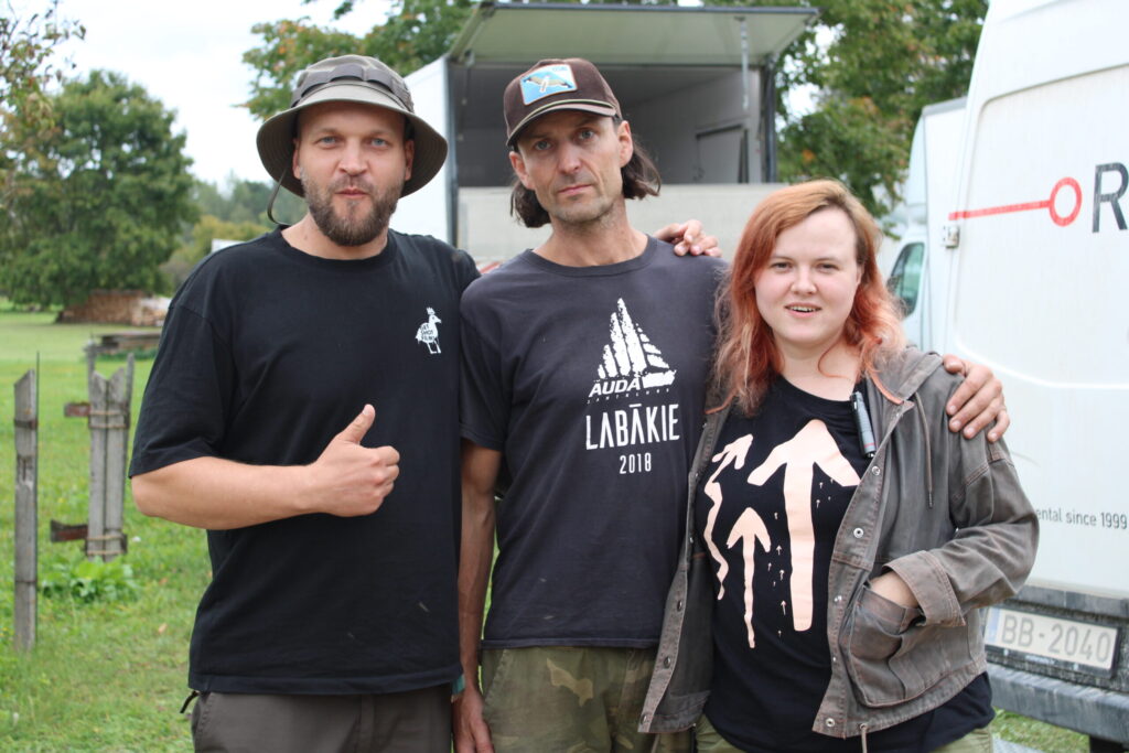 Filmēšanas laukumā par filmas uzņemšanu atbild skaitliski liela komanda, arī operatora asistents Jānis Reinfelds (no kreisās) un kameras asistenti Ando Demme un Beatrise Helpeja.
Autors: FOTO: SANDRA PĒTERSONE