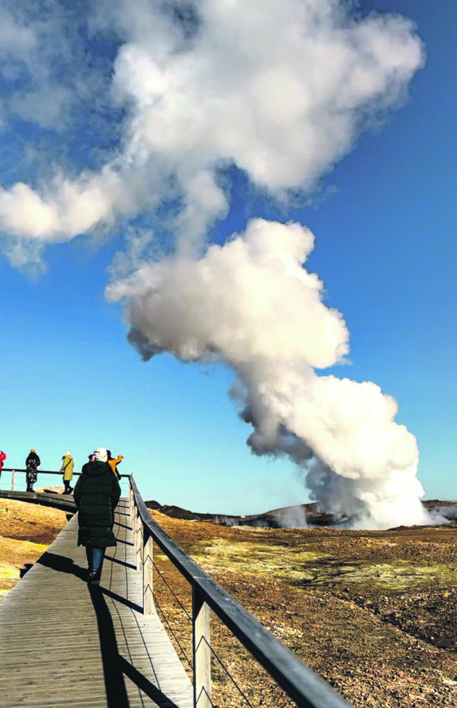 Islandē ierasts, bet tūristiem neierasts skats – geizeri. Ar karsto avotu esamību islandieši saņem ļoti lētu atjaunojamo apkuri. Reikjavikas apkures rēķins ziemā sasniedz aptuveni 50 eiro.