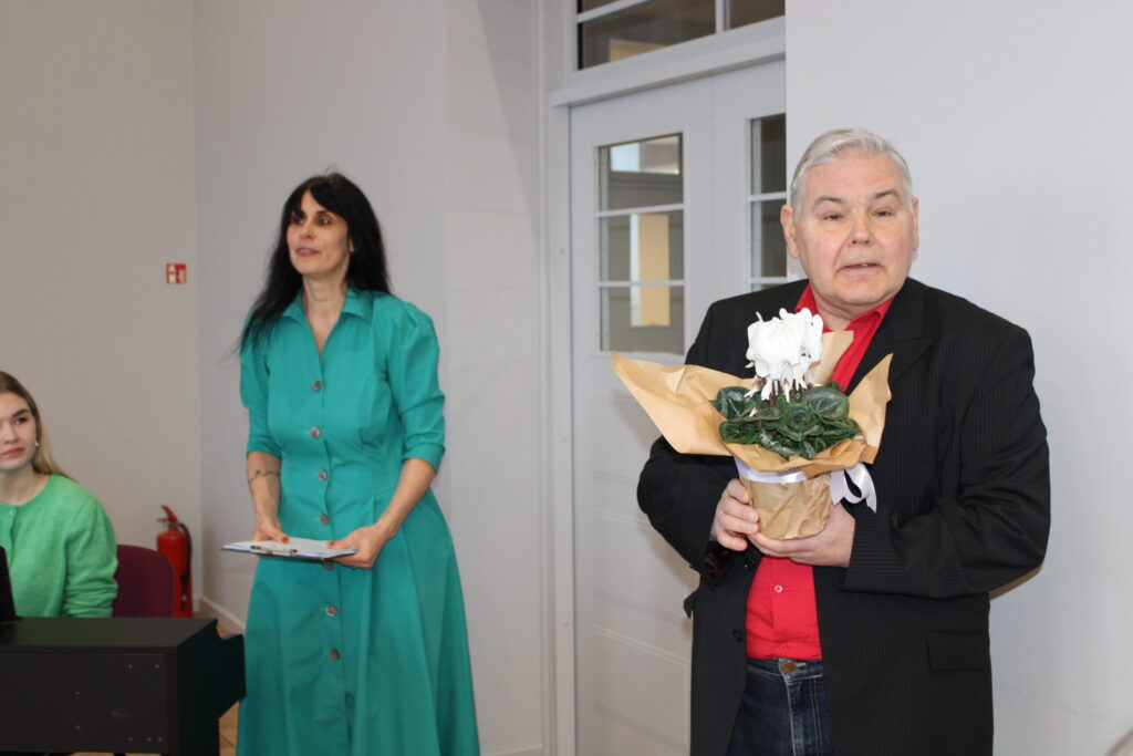 Viens no Vidzemes ģeogrāfu sadarbības aizsācējiem ir Tālis Jaunzems, Smiltenes novadā viņu atceras arī kā bijušo novada Izglītības pārvaldes vadītāju. “Mēs savu sadarbību sākām paši no brīvas gribas, neviens mums nepavēlēja,” jubilejas semināra atklāšanā viņš atgādināja kolēģiem.