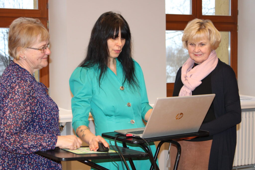 Ik gadu kolēģus Smiltenē kopā sapulcē Smiltenes novada ģeogrāfijas metodiskās apvienības vadītāja, Smiltenes vidusskolas ģeogrāfijas un sociālo zinību skolotāja Ingūna Rulle (vidū). Attēlā – kopā ar vienu no semināra lektoriem, Smiltenes vidusskolas vēstures un sociālo zinātņu skolotāju Dainu Zelmeni (no labās) un metodiķi Daci Ciekuri.