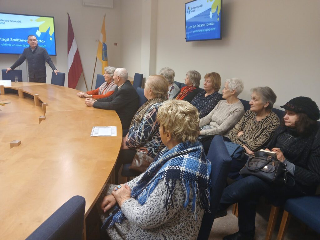 Vizītes noslēgumā veselības ministrs Smiltenē tikās ar senioriem. Viņus galvenokārt interesēja zāļu cenas, maksa par medikamentu receptes apkalpošanu aptiekā un veselības aprūpes pakalpojumu pieejamība.