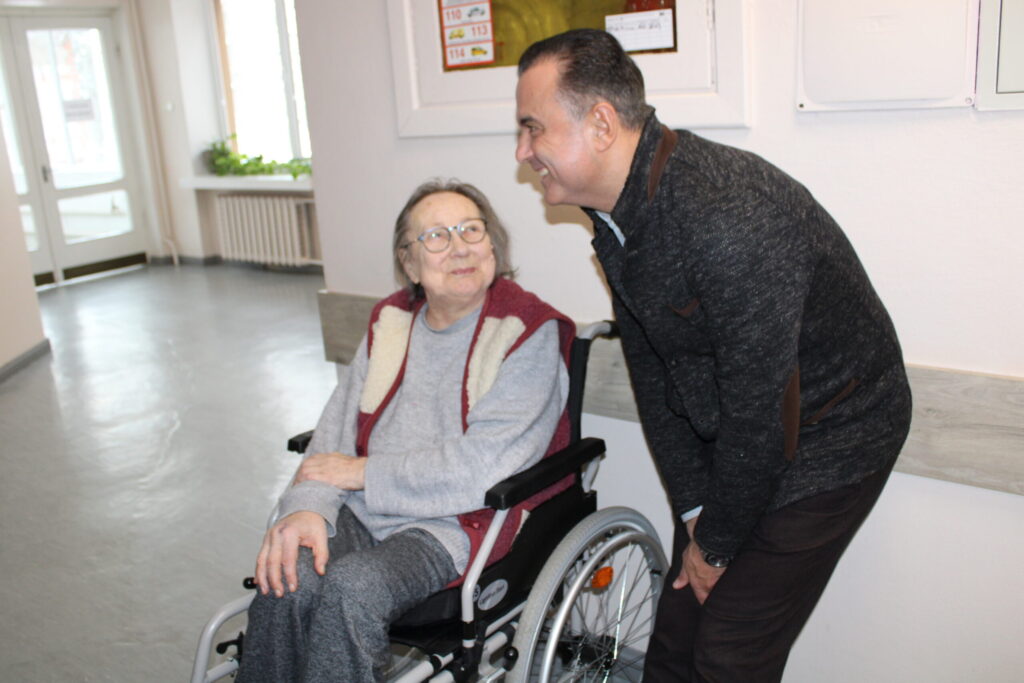 Veselības ministra Hosama Abu Meri viesošanās SIA “Sarkanā Krusta Smiltenes slimnīca” poliklīnikā bija pārsteigums tās apmeklētājiem, arī pansionāta iemītniecei Valentīnai Lejasblusai, kura tobrīd gaidīja rindu uz rentgenu.