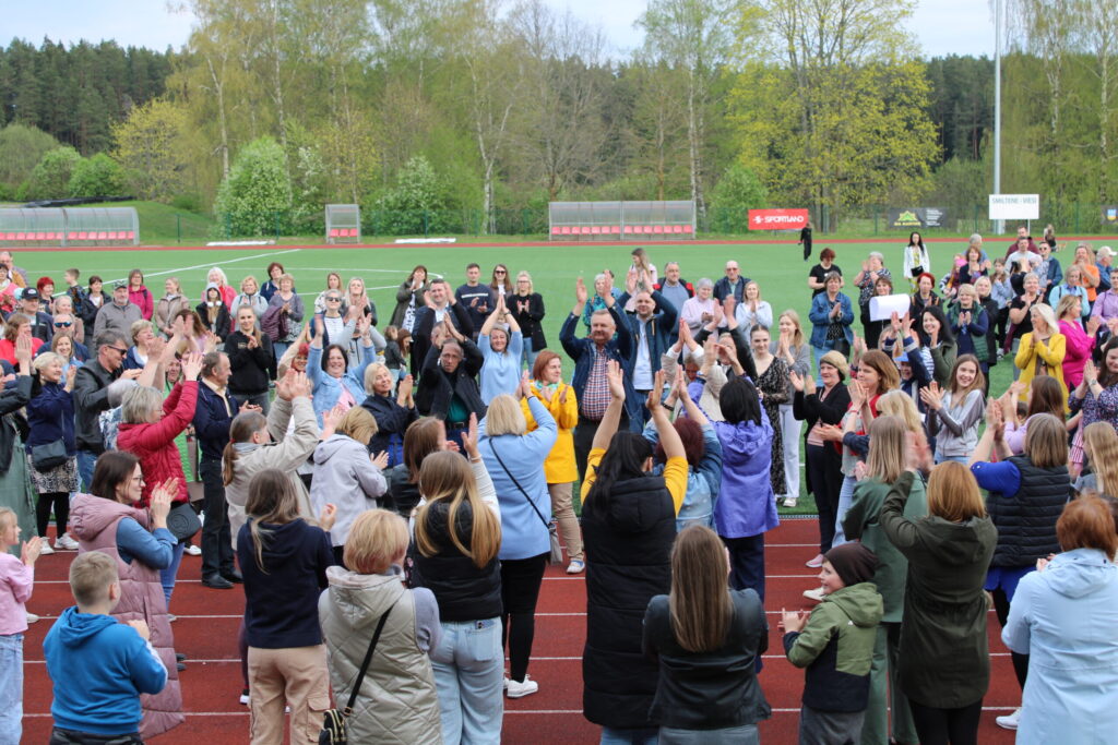 Pirms atbildīgā uzdevuma, vārda “SANĀK!” veidošanas, komandās sagrupētie pašvaldības darbinieki pildīja dažādus iesildīšanās uzdevumus. FOTO: SANDRA PĒTERSONE