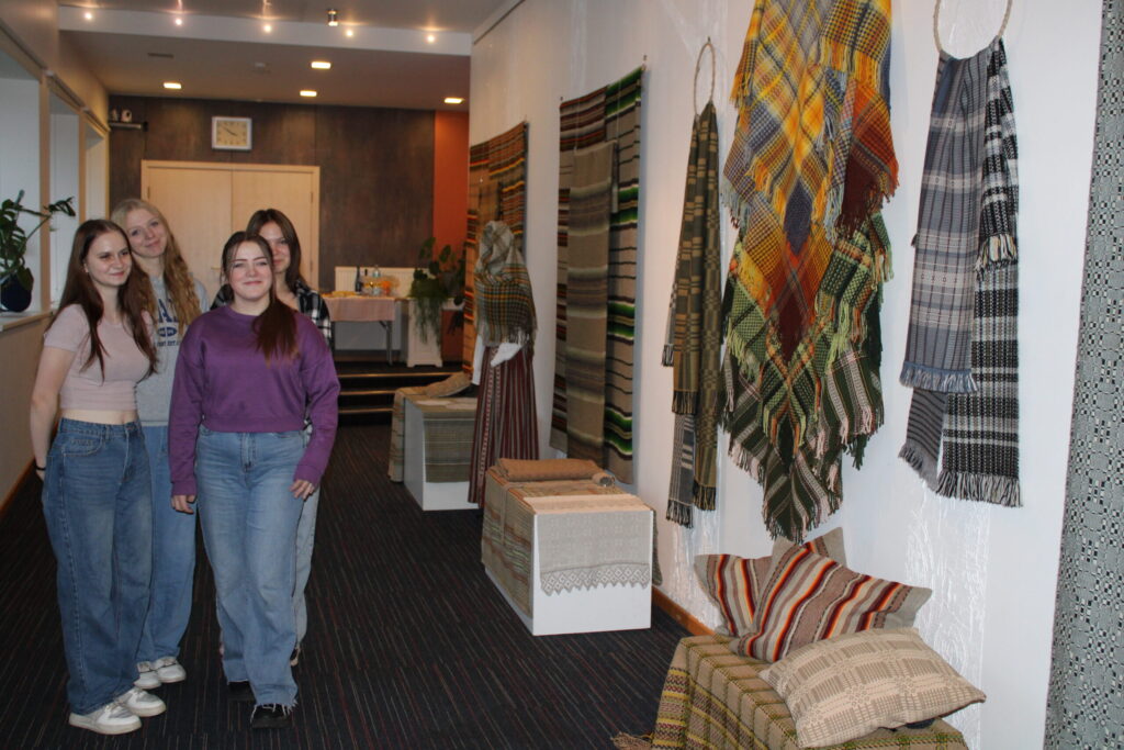 No izstādes atklāšanas pasākuma vadītājas, Smiltenes tehnikuma skolotājas Maijas Jančevskas uzzinot, ka būs tāda izstāde, to apskatīt atnāca arī tehnikuma 1. kursa audzēknes, topošās viesmīlības pakalpojumu speciālistes.