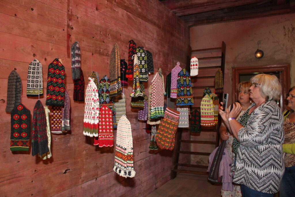 Izstāde “Daba” aizņem visus Mēru muižas stāvus un pārsteidz un priecē ar savu iekārtojumu.