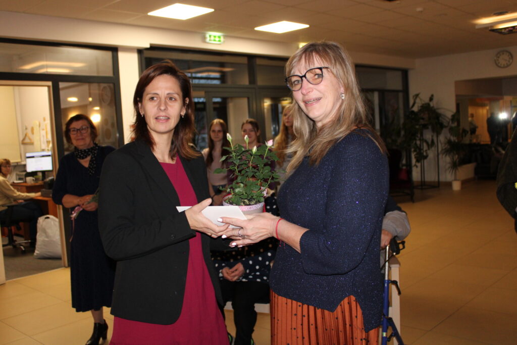 Sirds darbu izstādes iekārtošanā ieguldīja Tautas lietišķās mākslas studijas “Smiltene” tagadējā vadītāja Daiga Melnace (no labās), par ko viņai lielu paldies teic Ineses Kauliņas meitas Gunita Zariņa (attēlā) un Vita Grigule.