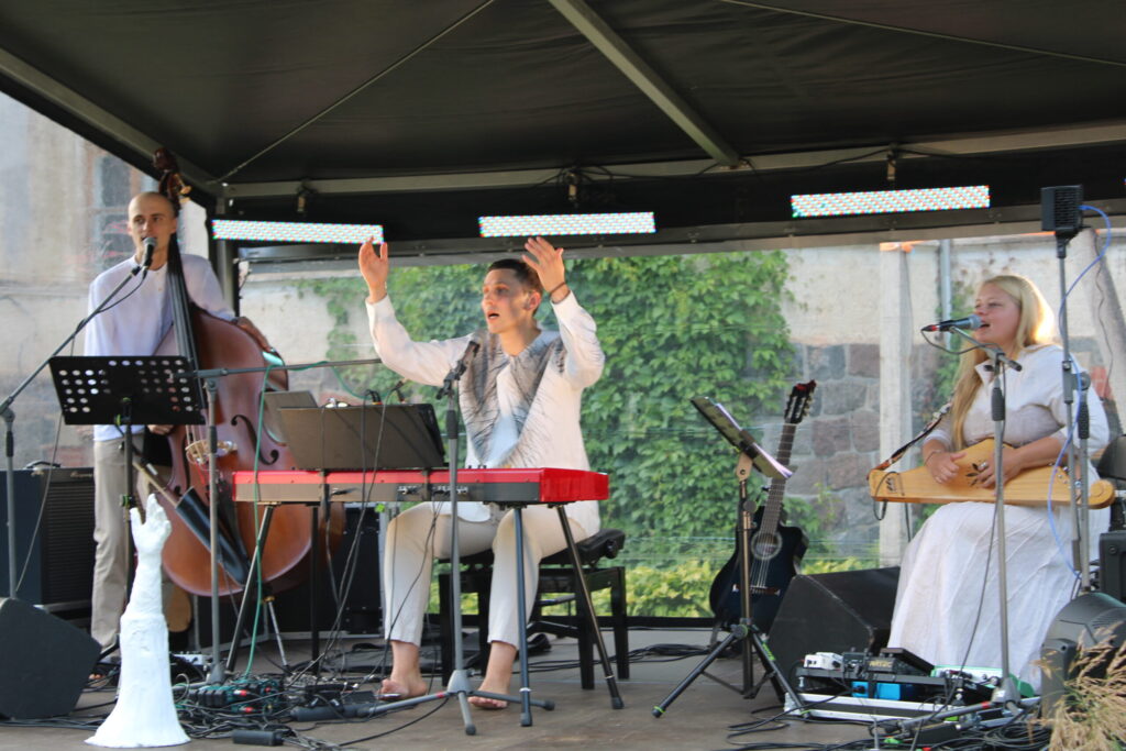 Izstādes atklāšanas izskaņā koncertā uzstājās SHIPSEA (mūziķis Jānis Šipkēvics – vidū), koklētāja Laima Jansone un kontrabasists un ģitārists Jānis Rubiks. Jānis Šipkēvics atsaucās pasākuma rīkotāju aicinājumam Mēru muižas dārzā ienākt ar basām kājām, lai vēl ciešāk izjustu saikni ar dabu, un aicināja publiku darīt tāpat.