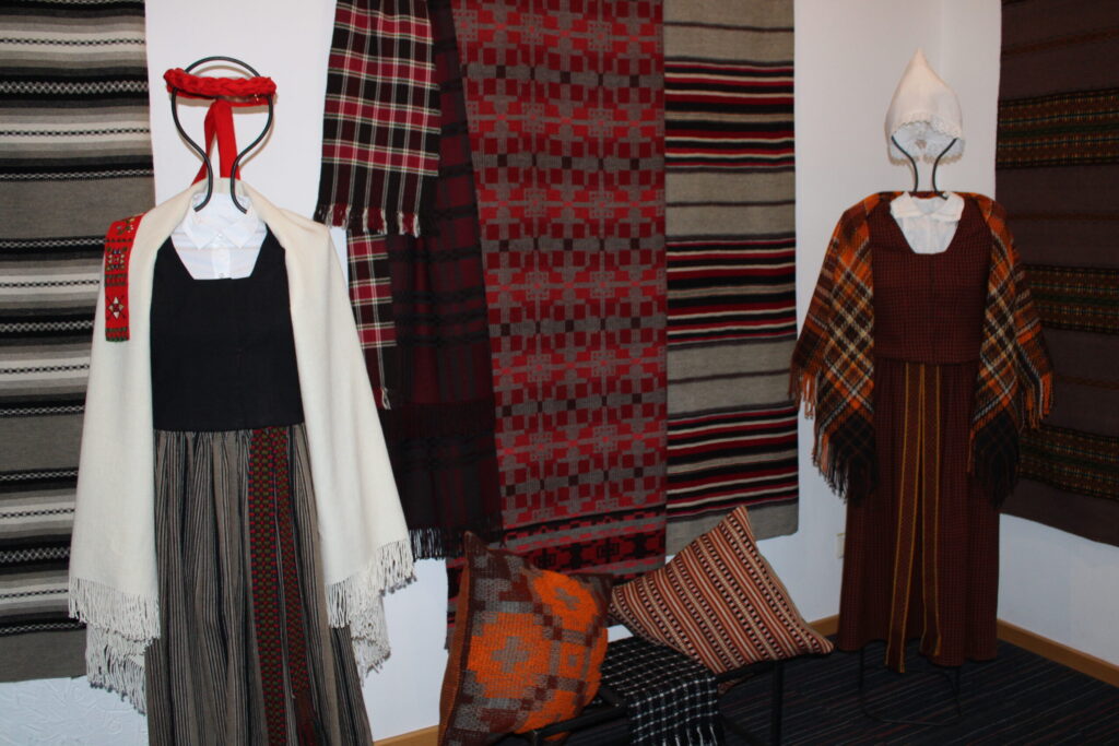 Izstādē apskatāmi Ineses Kauliņas mākslas darbi, kas tapuši ar īpašu uzmanību pret detaļām, arī šie Smiltenes tautas tērpi. Katrs darbs ir apliecinājums viņas aizrautībai un vēlmei saglabāt senās prasmes nākamajām paaudzēm.