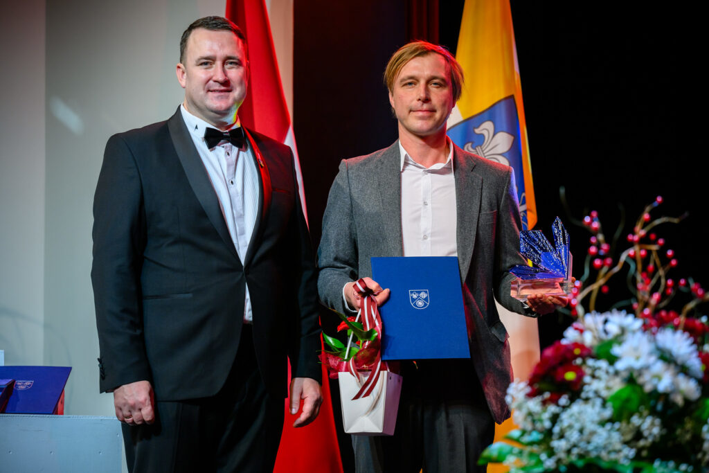 “Man tas bija patīkams pārsteigums. Domāju, daudzi mūsu novadā tūrisma jomā strādājošie būtu pelnījuši šādu apbalvojumu,” uzskata Jānis (attēlā – kopā ar Smiltenes novada pašvaldības domes priekšsēdētāju Edgaru Avotiņu, pērn valsts svētkos saņemot pašvaldības pasniegto “Gada balvu tūrismā”).

Autors: FOTO: AGNIS MELDERIS