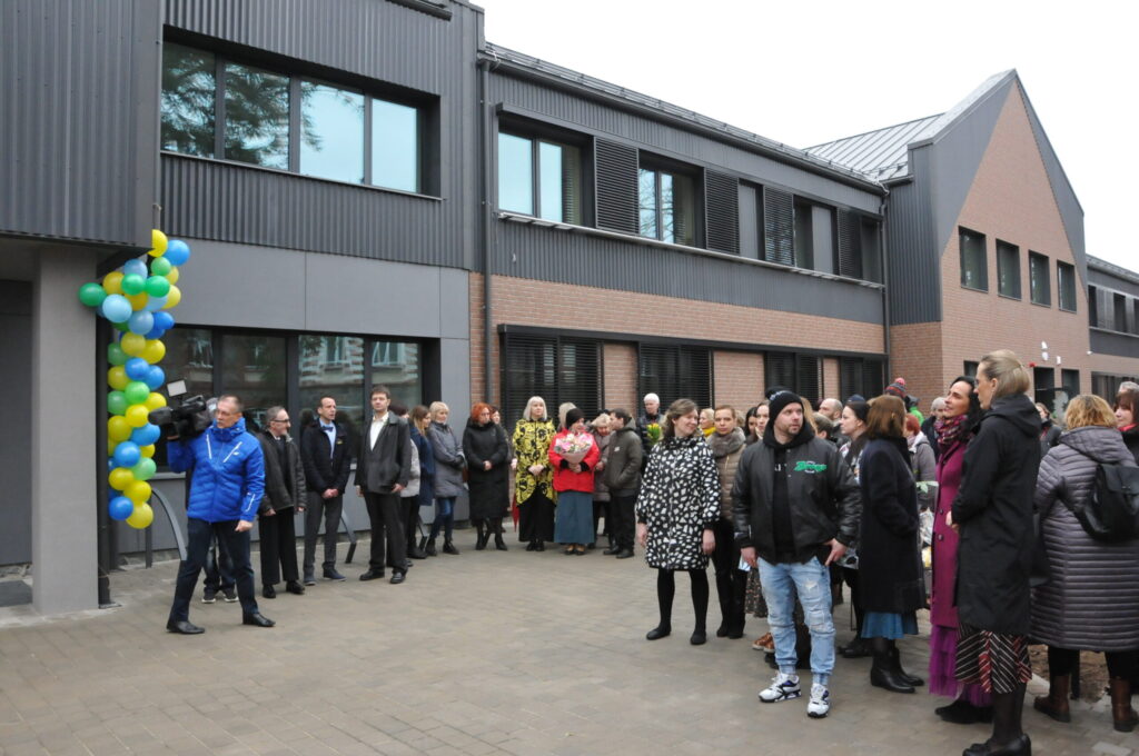 Centra “Īve” gaidāmā atklāšana jau iepriekš izraisīja interesi vienā daļā Smiltenes sabiedrības. Cilvēki vēlējās redzēt, kādas izskatās abu jauno ēku telpas.