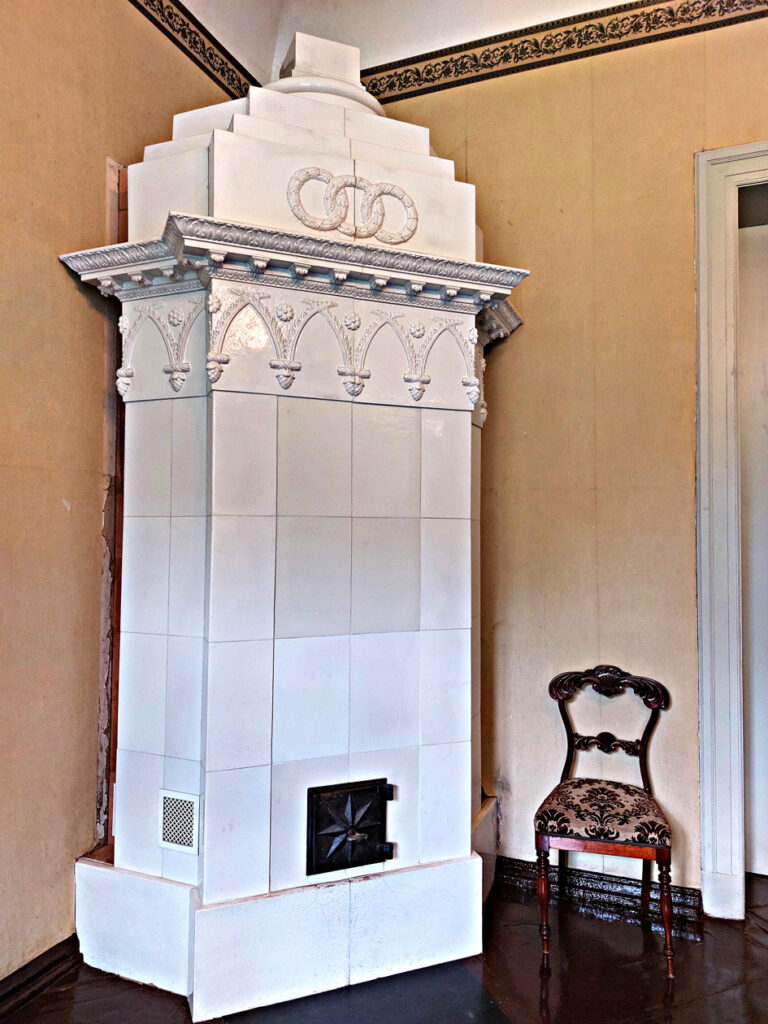 Balta ampīra stila podiņu krāsnis Jaunauces pilī ir septiņas – 19. gadsimta pirmā ceturkšņa lielākā ampīra stila podiņu krāšņu kolekcija Latvijā. Pavisam pilī ir vairāk nekā 30 krāšņu.