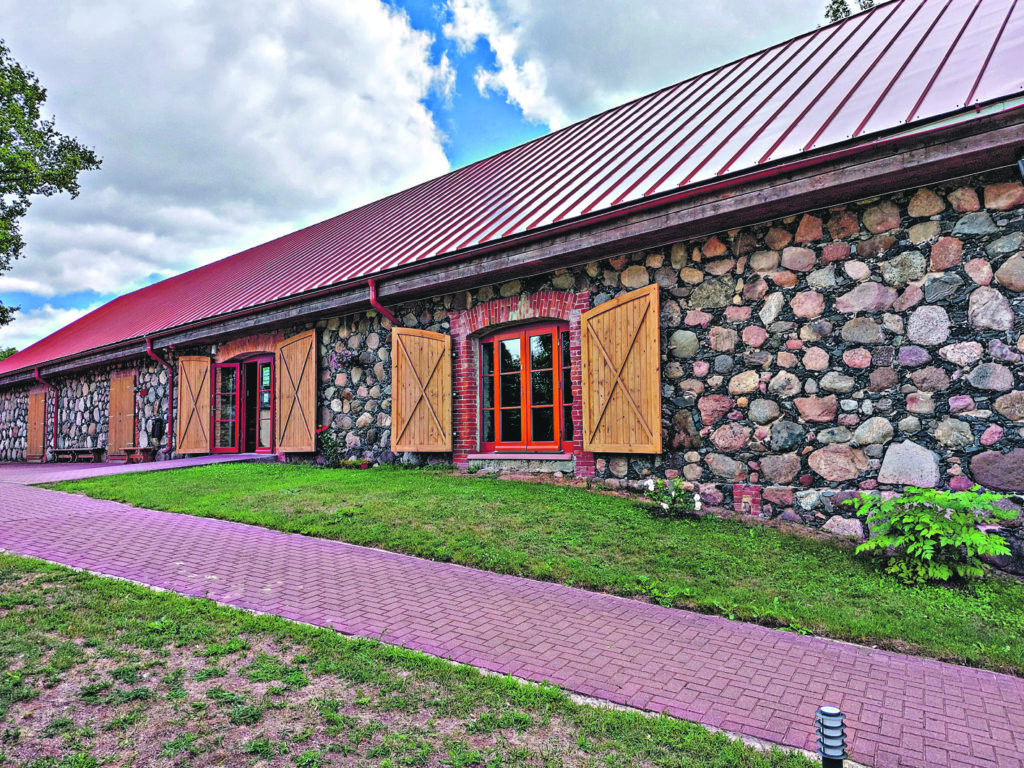 Agrākā staļļa ēkas vietā tagad atrodas mūsdienīgs vides izglītības centrs.