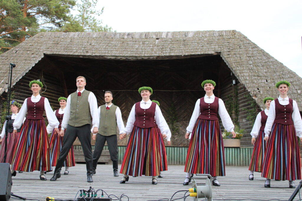 Lai pievērstu sabiedrības uzmanību Jeberlejas estrādei un nepieciešamībai to remontēt, šovasar Blomes tautas nams Jeberlejā sarīkoja Jāņu ielīgošanas koncertu un amatierteātra “Branti” pirmizrādi (attēlā – uzstājas Blomes pagasta jauniešu tautas deju kolektīvs “Atspēriens”).
Autors: FOTO: SANDRA PĒTERSONE