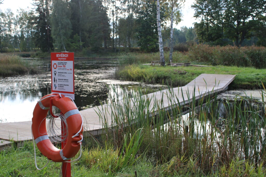 Jeberleja ir ainaviski skaista vieta, – uz saliņas aiz estrādes ir arī atpūtas vieta, uz kuru izbūvēta pontonlaipa. Nākamgad pašvaldība plāno ierīkot arī peldvietu.