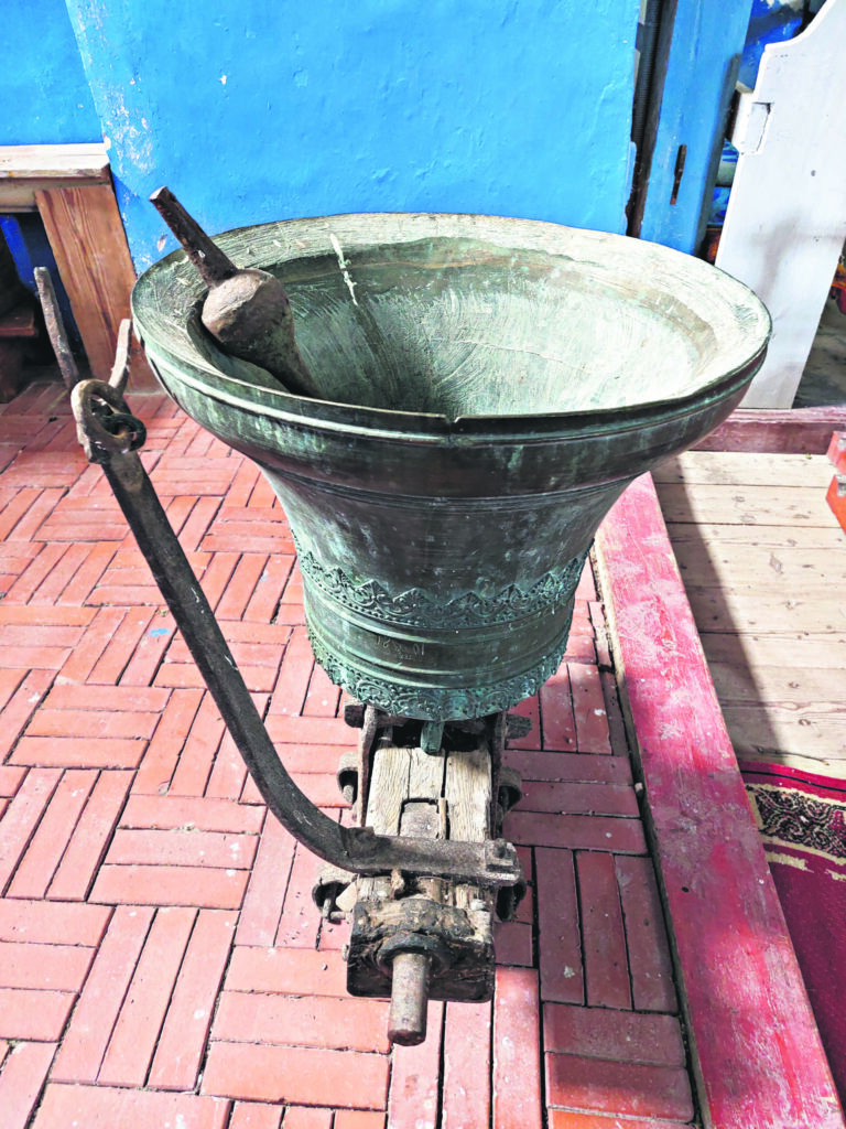 ŠIS ZVANS ir ieplīsis.