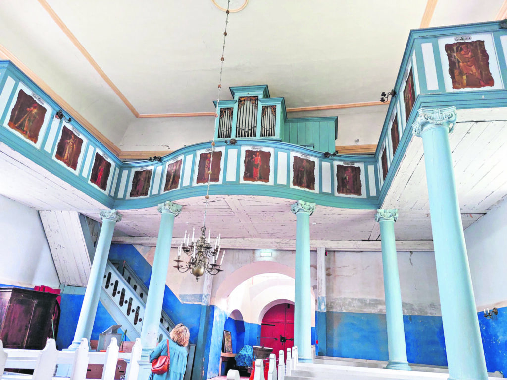 ĒRĢEĻU balkonu rotā sešpadsmit 1770. gada apustuļu gleznas. Ērģeles datētas ar 1847. gadu.