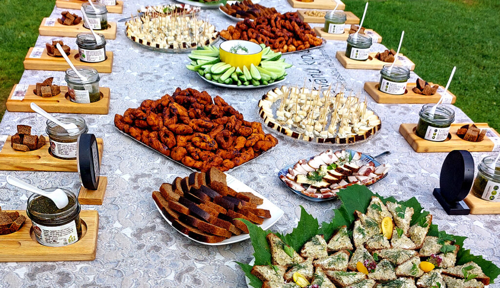 UZ DEGUSTĀCIJU GALDA visi produkti ir ar ķiplokiem.