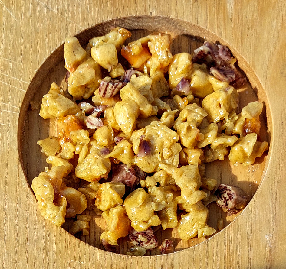 ARĪ konfektes ir ar ķiplokiem.