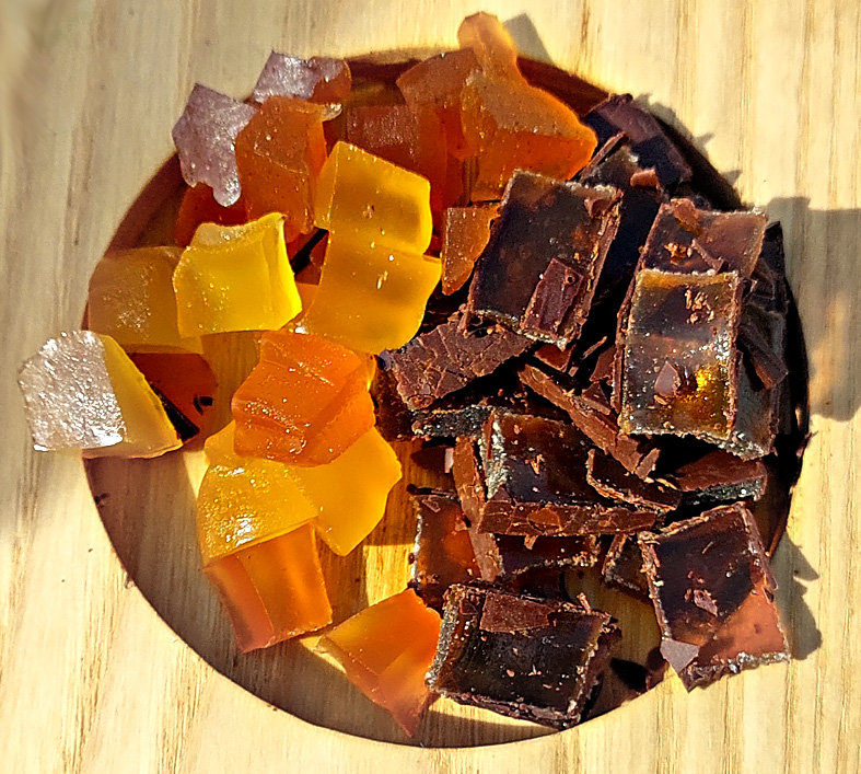 ARĪ konfektes ir ar ķiplokiem.