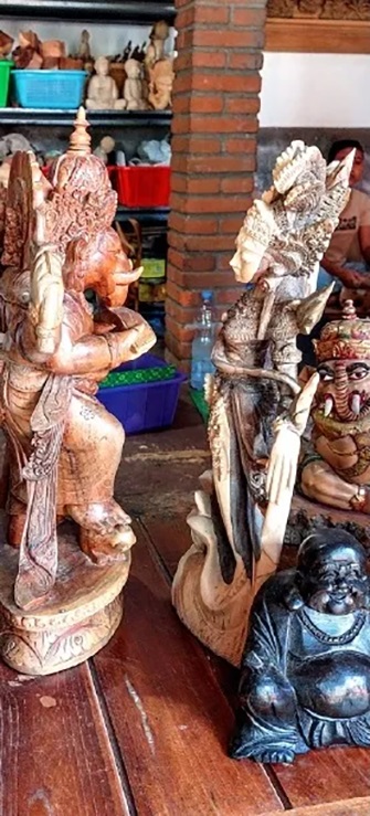 PĀRSTEIDZOŠI ir gan koktēlnieku darbi, gan dažādie koku veidi.