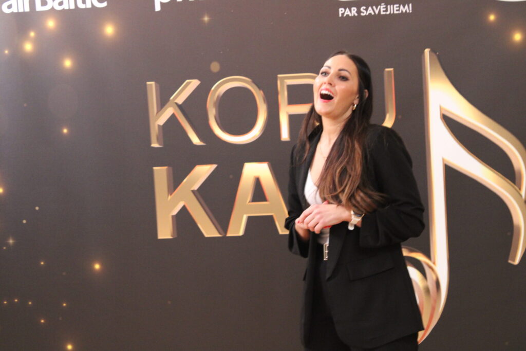 Smiltenes korī vēlas dziedāt arī valcēniešu novadniece Anete Zālīte. “Jau no kādu piecu gadu vecuma spēlēju flautu, mācījos “Mediņos” (Jāzepa Mediņa Rīgas Mūzikas vidusskolā), bet paralēli visam vienmēr dziedāju,” Anete par sevi stāstīja žūrijai.