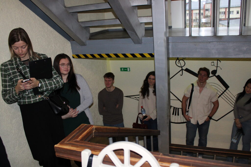 Visu pretendentu noklausīšanās Smiltenes mūzikas skolā ilga vairākas stundas. Smiltenes korī dziedāt gribētāji pacietīgi stāvēja rindā, gaidot savu kārtu.