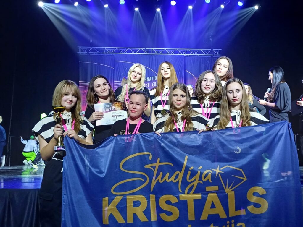 Šogad jūnijā Smiltenes mūsdienu deju studija “Kristāls” svinēs savu desmitgadi. “Šajā laikā esam auguši,” gandarīta atzīst studijas vadītāja, horeogrāfe Kristiāna Vincjuna (otrajā rindā pirmā no kreisās).

Autors: FOTO: STUDIJA “KRISTĀLS”