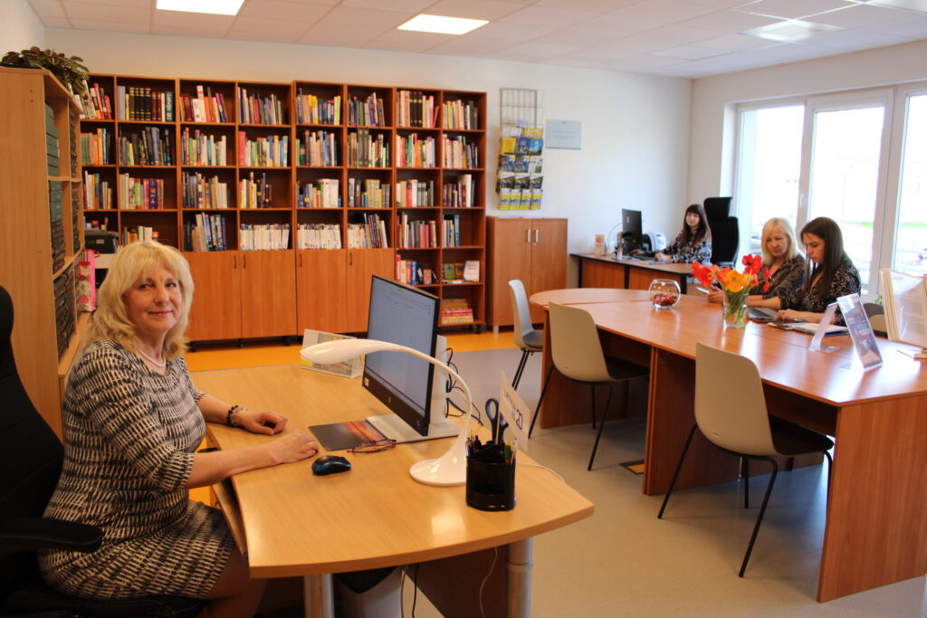 Pagaidu mājvietā Smiltenes bibliotēka izvietota divās telpās. Vienā atrodas grāmatu krājums, otrā – lasītava (attēlā), kur pieejama uzziņu literatūra, novadpētniecības krājums un četri datori ar interneta pieslēgumu.