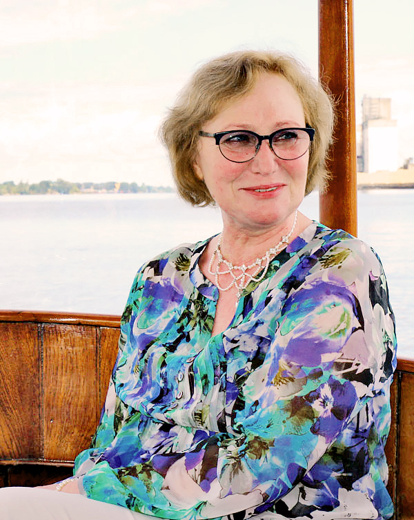 Aktrise Lāsma Kugrēna.