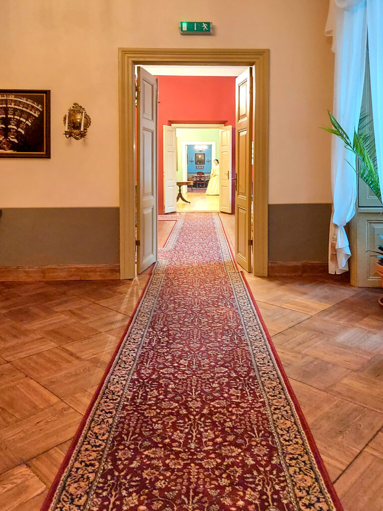 Anfilādei gan vienā galā, gan otrā galā ir senču portreti, kuri it kā skatās viens uz otru.