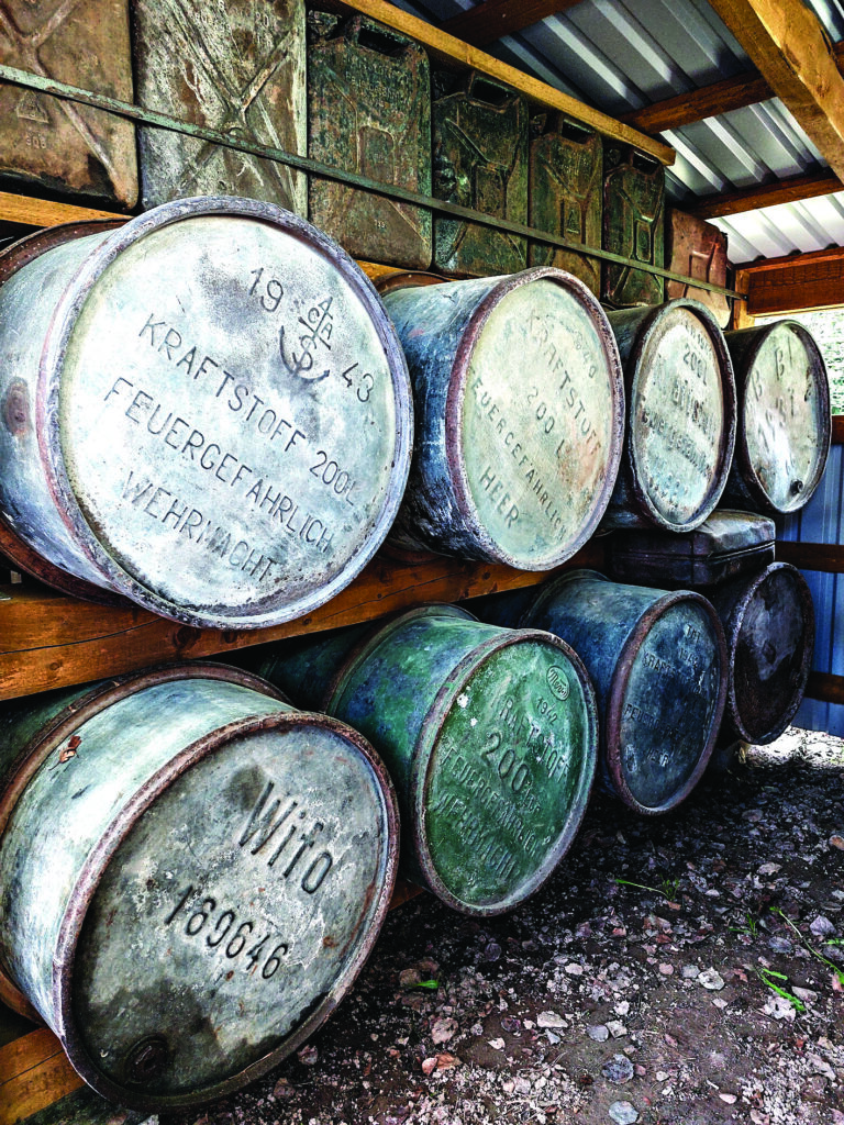 Kalsnavas pagasta “Kamenēs” ir gan akmeņu parks, gan senlietu muzejs. “Tādu kolekciju neredzēsiet nekur!” par vācu vērmahta mucām saka Aivars Klušs.