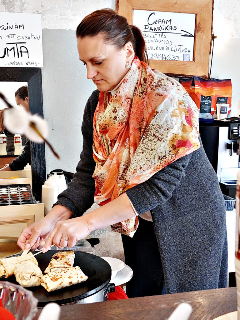 Diāna Druvaskalna piedāvā pankūkas.