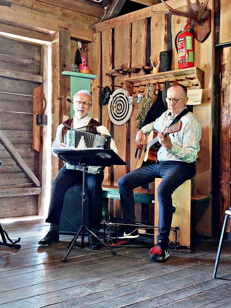 Imants Pulkstenis gan dalās atmiņās par mūzikas festivālu “Sinepes un medus” un gitāristu sesiju, gan uzspēlē un uzdzied.