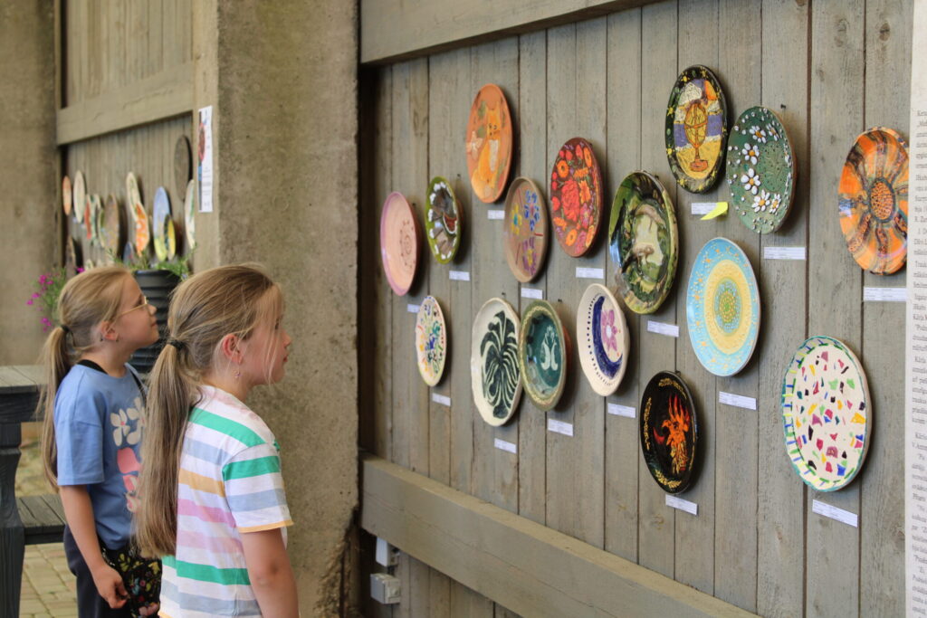 Apskatīties savus un citu bērnu un jauniešu darinātos šķīvjus kopā ar mammu Sintiju Ābolu un vecmāmiņu Anitu Ābolu atbrauca Smiltenes mākslas skolas Raunas grupas audzēknes Aivita un Elvita Pastares.