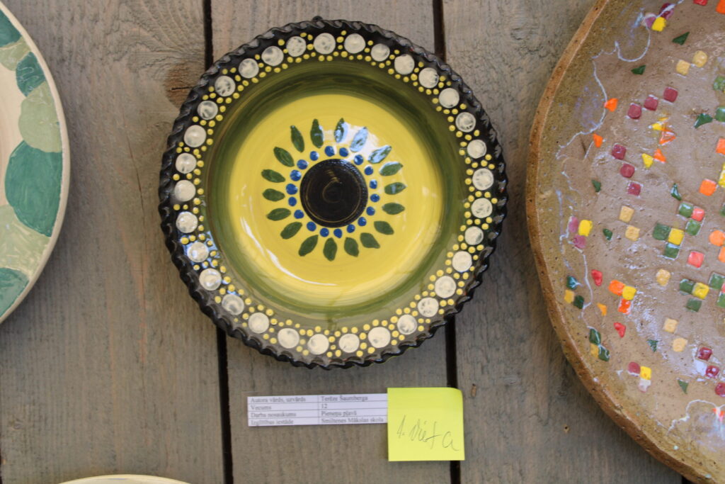 12 līdz 14 gadus veco audzēkņu grupā uzvarēja Smiltenes mākslas skolas audzēknes Terēzes Šaumbergas keramikas šķīvis “Pieneņu pļavā”.