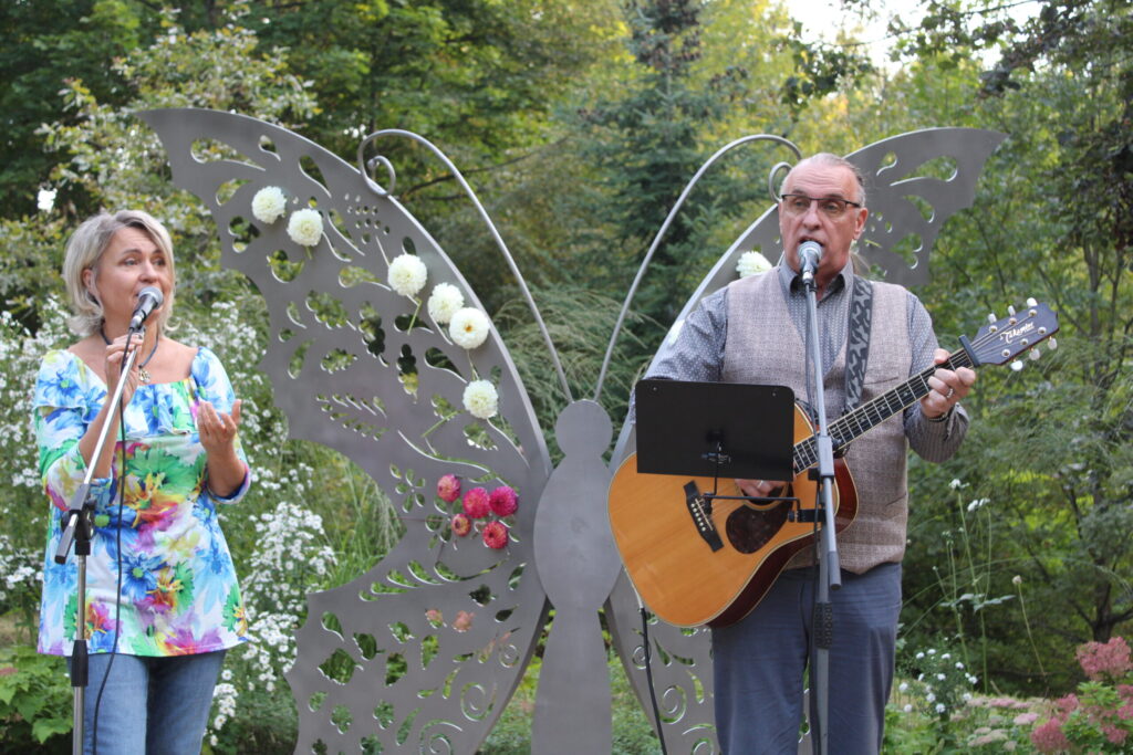 Marikas Svīķes kultūrvietas “labais gariņš” ir biedrība “Smiltenei un Latvijai”, kas arī sarīkoja šo koncertu. Attēlā: Vinete Brunovska (no kreisās), Vilnis Svīķis, Lāsma Paleja, Līga Krūmiņa, Aija Kramiņa, Jānis Krūmiņš, Zane Bērza.