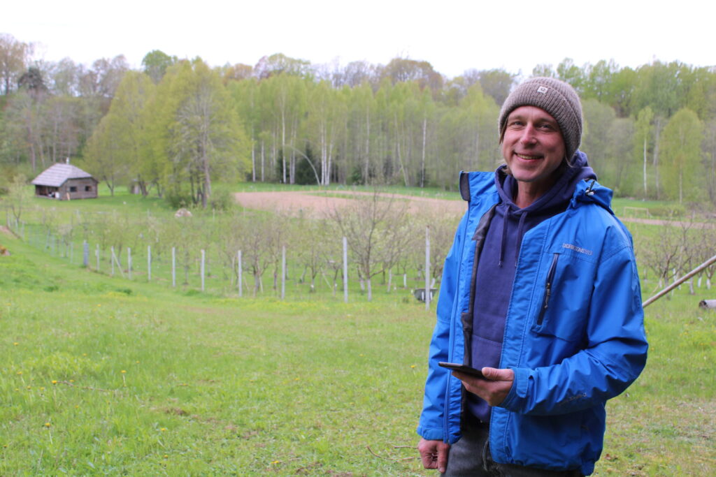 Šī ir sidra darītāja Jāņa Matveja pasaule, – tur lejā, senā lauku viensētā Abula upes krastā, ir viņa sidra darītava “Abuls” un sidra ābeļdārzs, ko var apskatīt arī tūristi.

Autors: FOTO: SANDRA PĒTERSONE