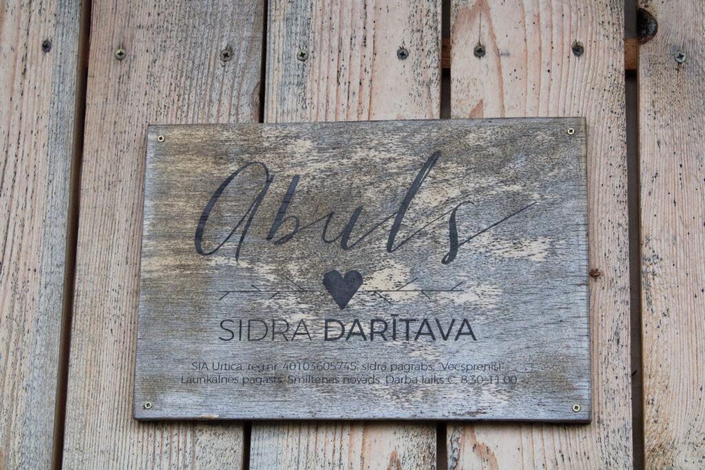 Sidra darītavā “Abuls” ekskursanti var apskatīt sidra pagrabu un ābeļdārzu, izzināt sidra darīšanas procesu un degustēt visus uz doto brīdi pieejamos dzērienus, kā arī uz vietas iegādāties pieejamo produkciju.

Autors: FOTO: SANDRA PĒTERSONE