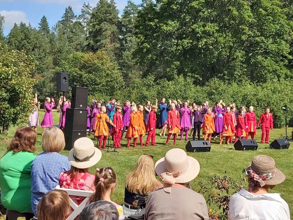 Krāsaini, sprigani un skanīgi – tā sevi nodemonstrēja mūzikas grupa “Knīpas un Knauķi”.