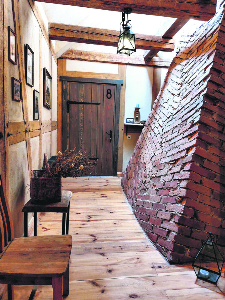 Viesnīcas istabiņas izvietotas apkārt manteļskurstenim.