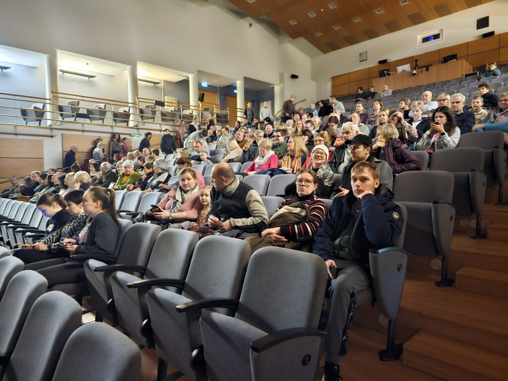 Kinozāle pildās ar skatītājiem, vairums no tiem ieradušies no Latvijas puses.

Autors: FOTO: LĪGA ORLEANA