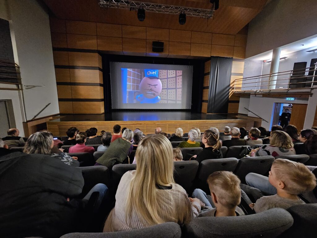 Pirms kino kā visos kinoteātros tiek reklamētas citas filmas.

Autors: FOTO: LĪGA ORLEANA
